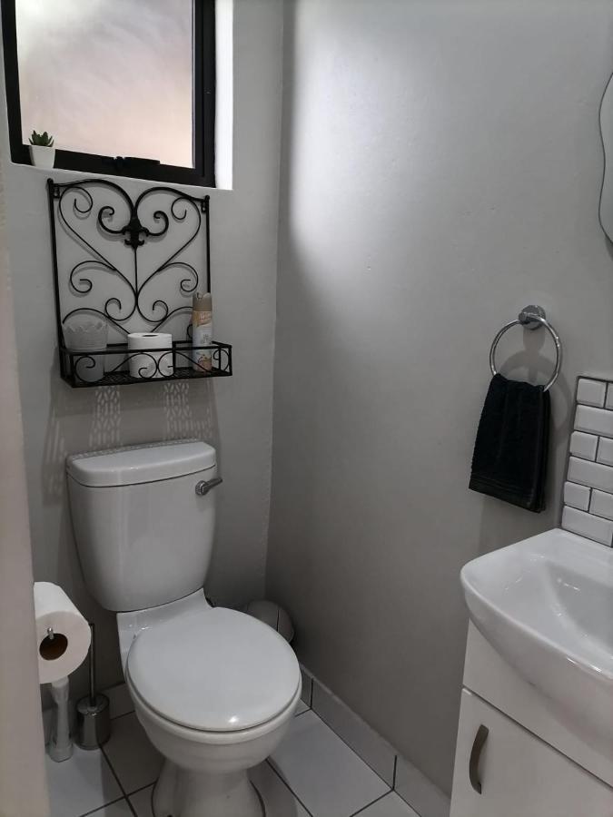 Biki Plek Apartment Кимбърли Екстериор снимка